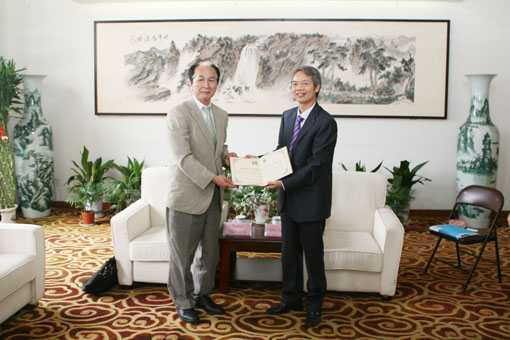 颁发聘书.jpg 颁发聘书.jpg