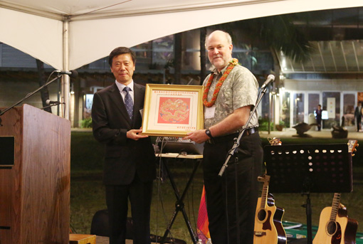 Fig.1 代表学校赠送礼物.jpg